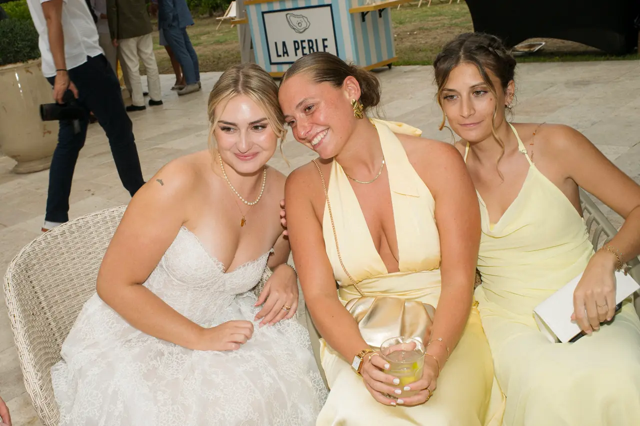 trois amies serrées sur la banquette, fou rire