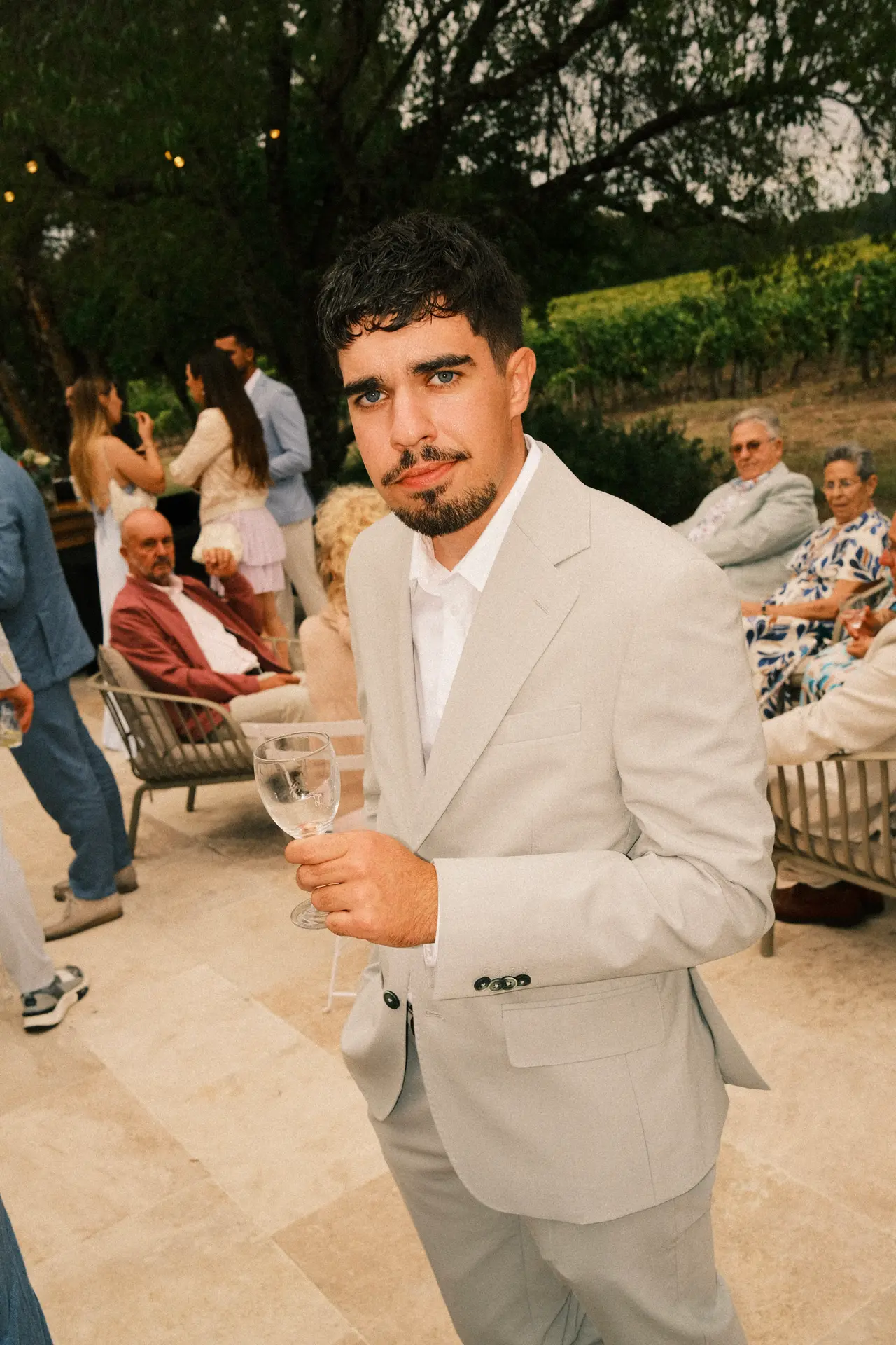 Le vin d'honneur, 19 h 20
