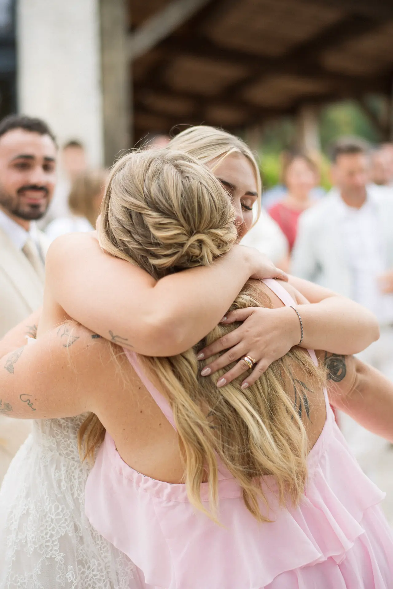 câlin serré entre la mariée et l'amie qui vient de parler