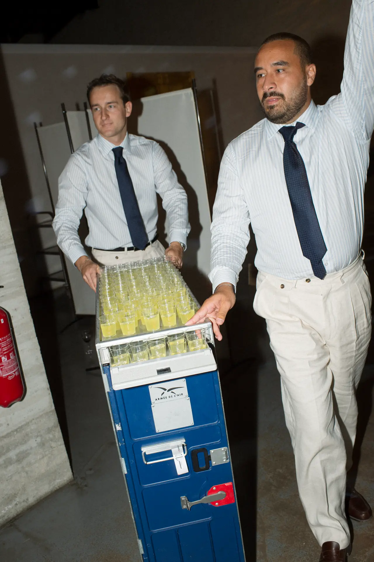 des invités sortent un chariot de shots dans la salle