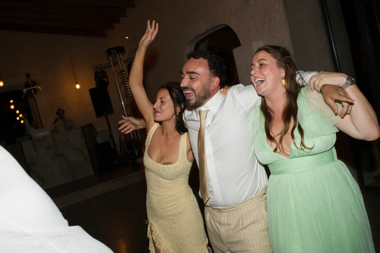 trio bras dessus bras dessous qui chante à pleins poumons
