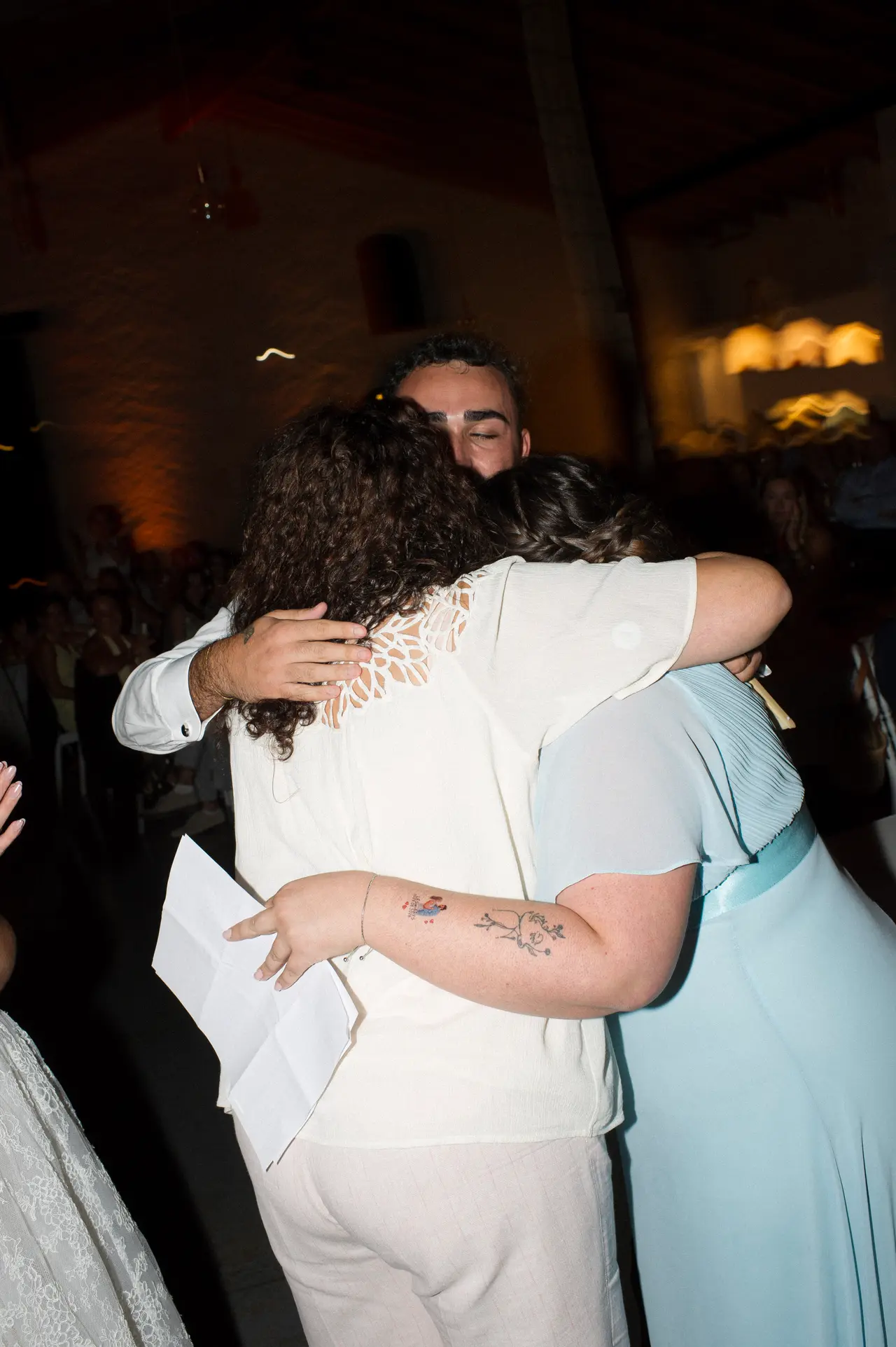 longue accolade émue entre la mariée et une invitée