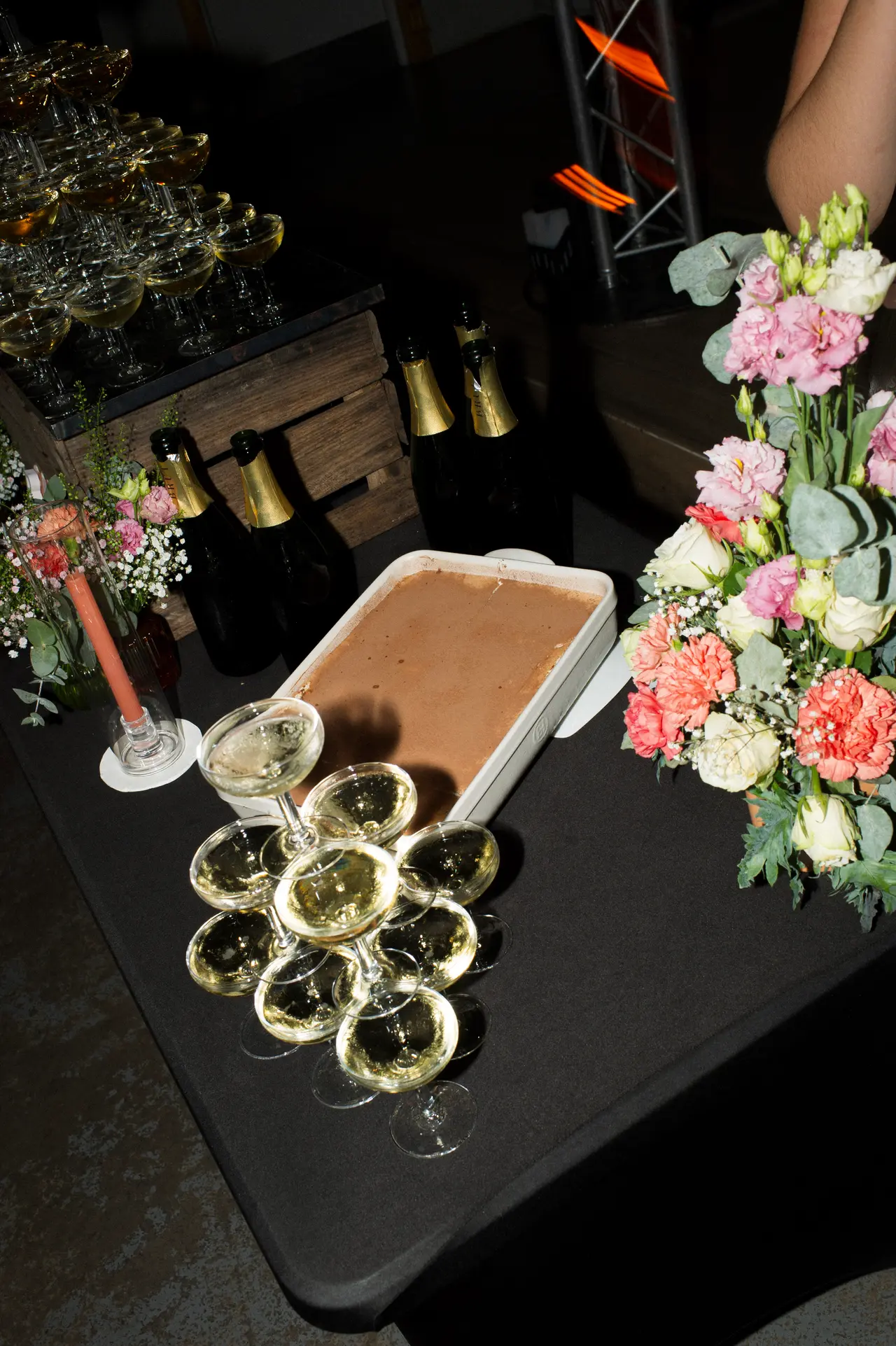 nature morte : gâteau, coupes remplies, bougies et fleurs