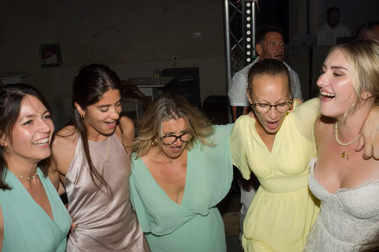 bande de copines et la mariée bras dessus bras dessous